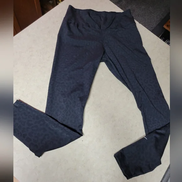 Gently Used size med mid rise Nike Dry-fit one Leopard Print - Picture 3 of 10